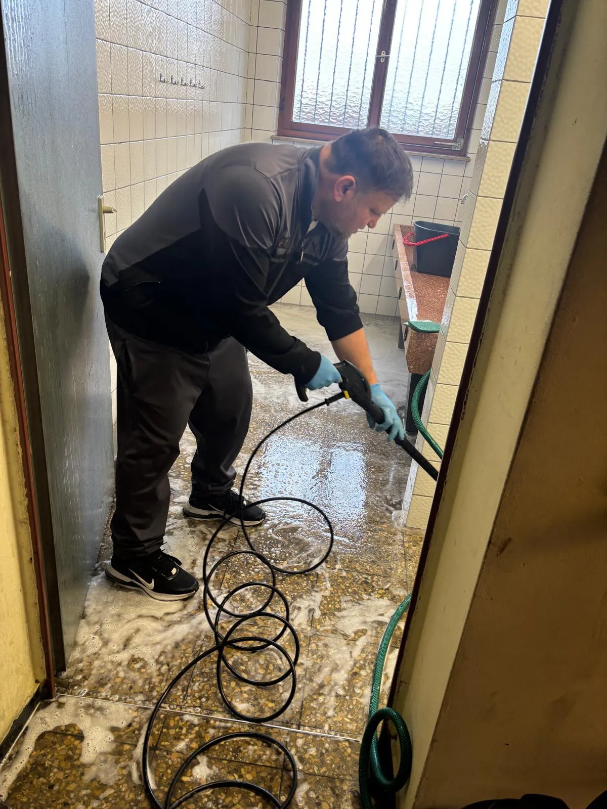 Unser Team bei der Sanitärreinigung, Tiefenreinigung mit Hochdruckreiniger