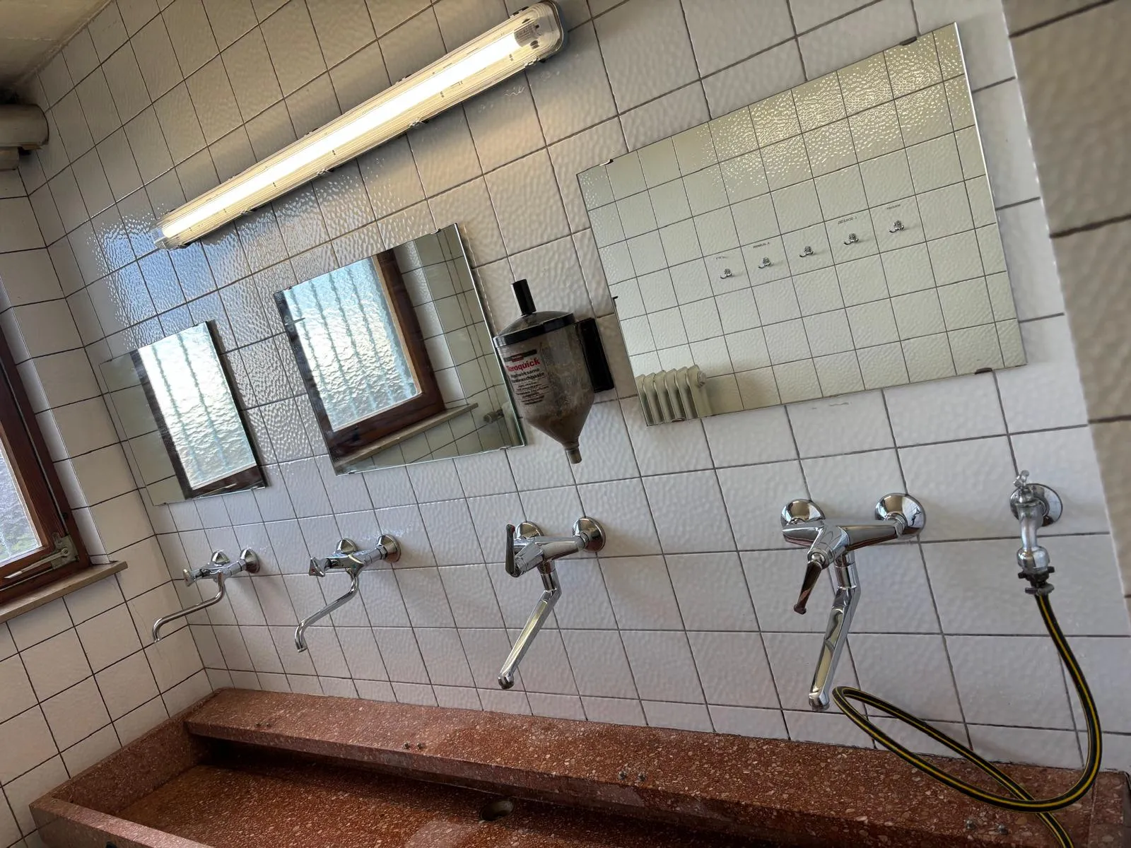 Sanitärbereich, Armaturen und Spiegel streifenfrei gereinigt